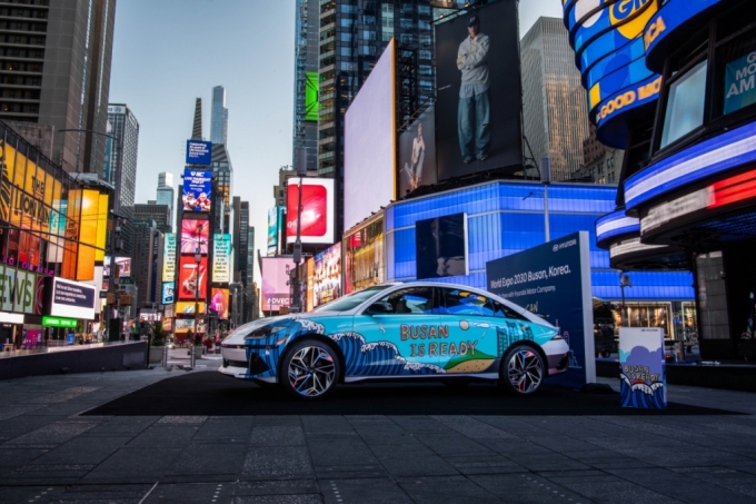 현대차그룹이 특별 제작한 아트카 차량(아이오닉 5, 아이오닉 6)이 미국 뉴욕의 랜드마크인 타임스 스퀘어 광장에서 부산엑스포를 알리는 모습/사진제공=현대차그룹