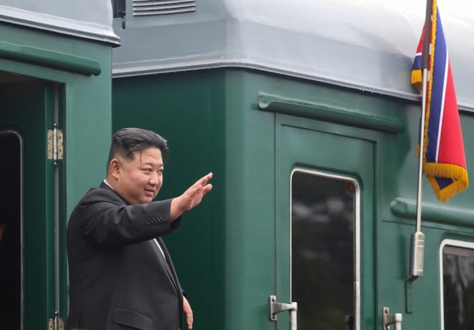 지난 17일(현지시간) 김정은 북한 국무위원장이 블라디보스토크 아르톰역에 도착해 손을 흔들고 있다. /로이터=뉴스1