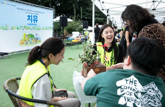 한국노바티스가 지난 15일 한국 희귀·난치성질환연합회와 함께 환우와 가족을 위한 정서 지원 프로그램 '치유'(CHEERYOU) 시즌 7을 포천 파인벨리 글램핑장에서 진행했다.