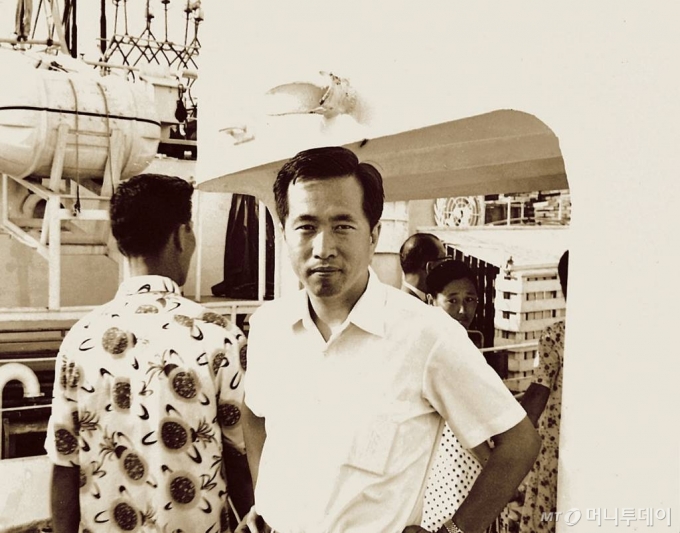 김재철동원그룹회장이 1969년 8월 동원 최초의 어선인 제31동원호 출어식에 참여해 기념사진을 찍고 있다. /사진=동원그룹