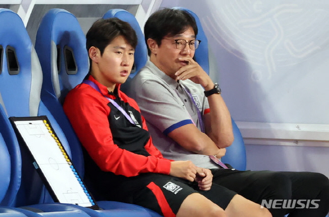 이강인(왼쪽)이 21일 황선홍 감독과 나란히 앉아 태국과 조별리그 2차전 경기를 지켜보고 있다. /사진=뉴시스