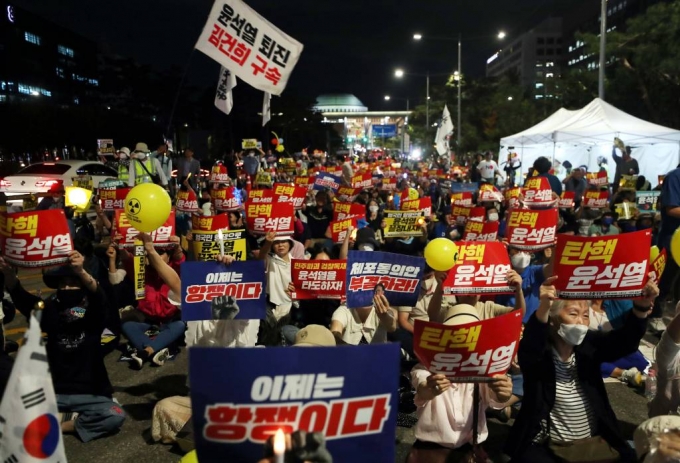 이재명 더불어민주당 대표 체포동의안이 가결된 21일 오후 서울 여의도 국회 앞에서 열린 촛불행동 참가자들이 구호를 외치고 있다. /사진=뉴시스