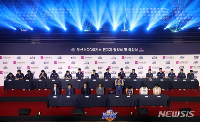 부산 KCC 선수단이 25일 부산 사직실내체육관에서 2023~24시즌 출정식을 가지고 있다. /사진=뉴시스
