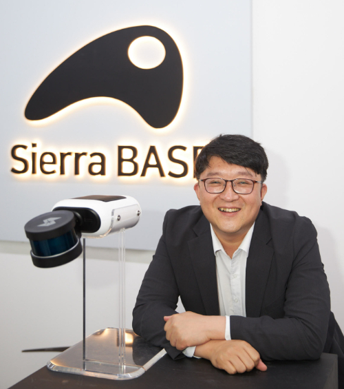 김송현 시에라베이스(Sierra BASE) 대표와 건설 현장 스마트 점검 모니터링 플랫폼의 핵심 모듈인 '시리우스'/사진제공=시에라베이스