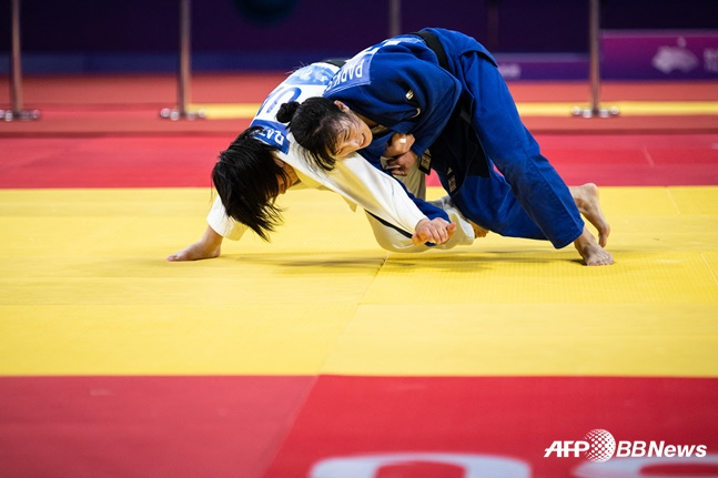 동메달 결정전에서 상대 공격을 방어하고 있는 박은송(왼쪽). /AFPBBNews=뉴스1