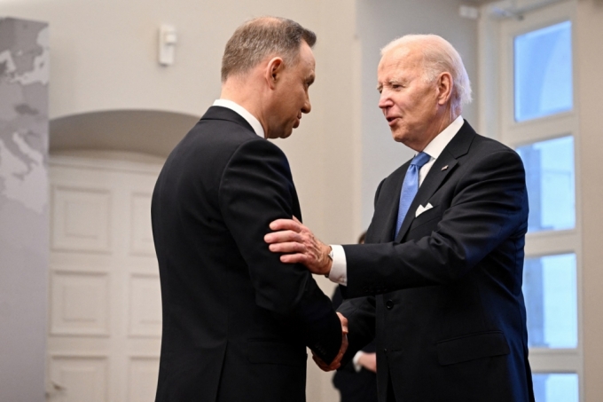 조바이든 미국 대통령(오른쪽)과 안제이 두다 폴란드대통령이 지난 2월 22일 폴란드에서 만나 대화를 나누고 있다. /AFPBBNews=뉴스1 
