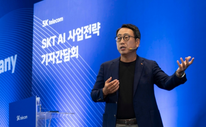유영상 SK텔레콤 대표가 26일 SK T타워 수펙스홀에서 열린 'SKT AI 사업전략 기자간담회'에서 키노트를 발표하고 있다. /사진=SK텔레콤