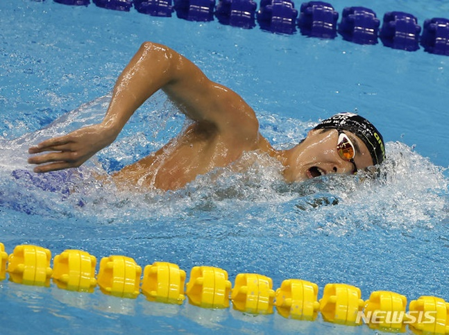 김우민이 26일 수영 남자 자유형 1500m에서 역영하고 있다. /사진=뉴시스