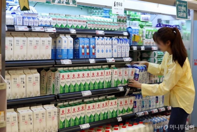 서울 시내의 한 대형마트에서 고객들이 우유 제품을 살펴보고 있다. /사진=이기범 기자 leekb@