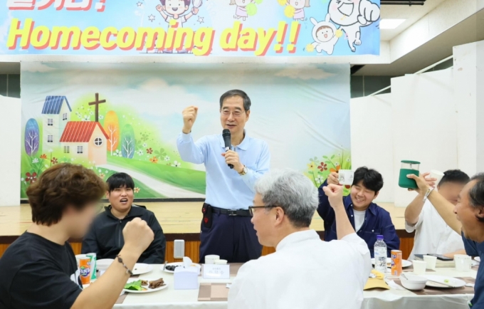 한덕수 국무총리가 지난달 28일 서울 은평구 꿈나무마을 보육원에서 열린 퇴소 청소년들 '홈커밍데이'에 참석했다./사진제공=한 총리 페이스북