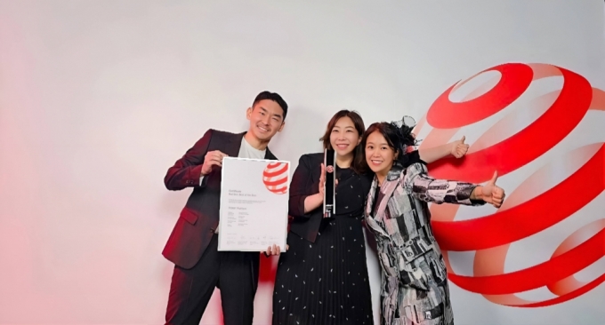 삼성SDS 김지현 CX팀장(상무, 가운데) 등 관계자들이 레드닷 디자인 어워드에서 최고 디자인상을 수상했다./사진제공=삼성SDS