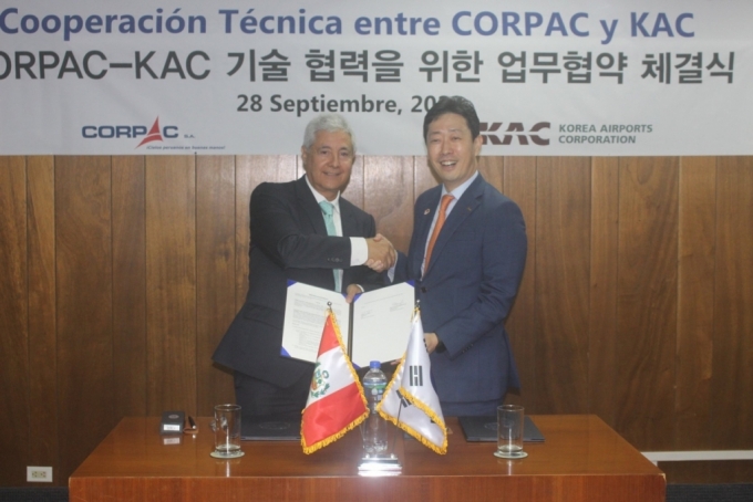 한국공항공사는 지난달 28일(현지시간) 페루공항공사와 기술협력 업무협약을 맺었다. 윤형중 한국공항공사 사장(오른쪽)과 로베르토 에밀리오 데 라 또레 아구아요(Roberto Emilio De La Tore Aguayo) 페루공항공사 사장(왼쪽) 모습.