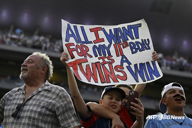 한 어린이가 미네소타의 승리를 응원하는 피켓을 들고 있다. /AFPBBNews=뉴스1