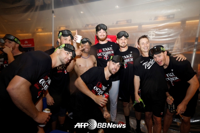 승리 후 라커룸에서 기뻐하는 미네소타 선수들. /AFPBBNews=뉴스1
