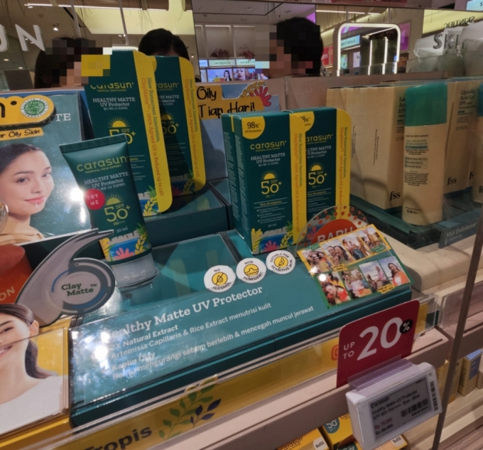 제품에 한국어 표시가 들어간 싱가포르 화장품 브랜드 cara sun/사진=조한송 기자 