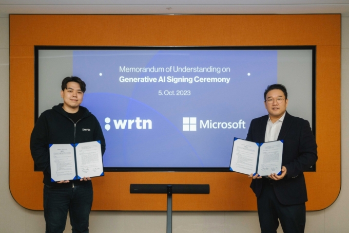 이세영 뤼튼테크놀로지스 대표(왼쪽)와 조원우 한국마이크로소프트 대표가 업무협약을 맺고 있다. /사진=뤼튼테크놀로지스 제공 