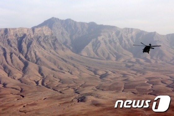 미군 헬기가 아프가니스탄 바그람 공군기지를 향해 가고 있다. /AFPBBNews=뉴스1