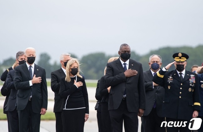 조 바이든 미국 대통령과 부인 질 바이든 여사가 2021년 8월 델라웨어주 도버 공군기지에서 열린 아프가니스탄 카불 공항 자폭 테러로 숨진 13명의 미군 유해 귀환식에 참석하고 있다. /AFPBBNews=뉴스1