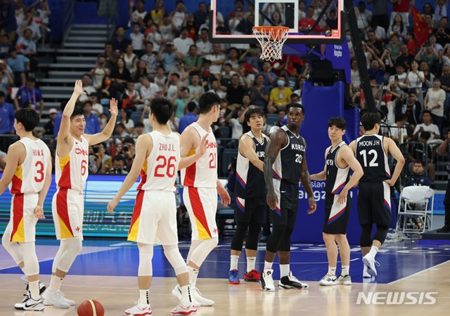 중국전에서 패했던 한국 남자 농구대표팀(오른쪽). /사진=뉴시스 제공