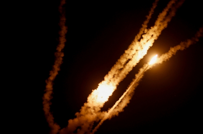 7일 가자지구에서 이스라엘을 향해 로켓포가 발사되고 있다./로이터=뉴스1