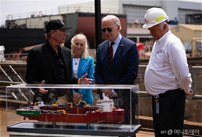 해상풍력설치선 철강 절단식 참석을 위해 지난 7월 필리조선소를 찾은 조 바이든 미국 대통령(왼쪽 세번째) /사진=필리조선소 홈페이지
