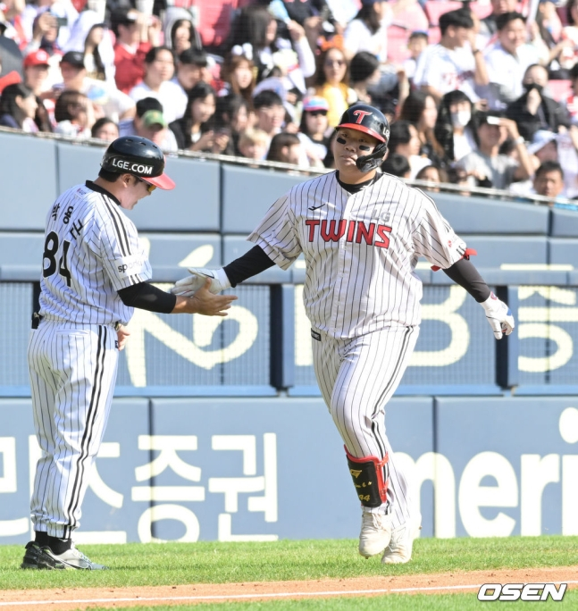 LG 김범석(오른쪽)이 2회 홈런을 친 뒤 그라운드를 돌고 있다. 