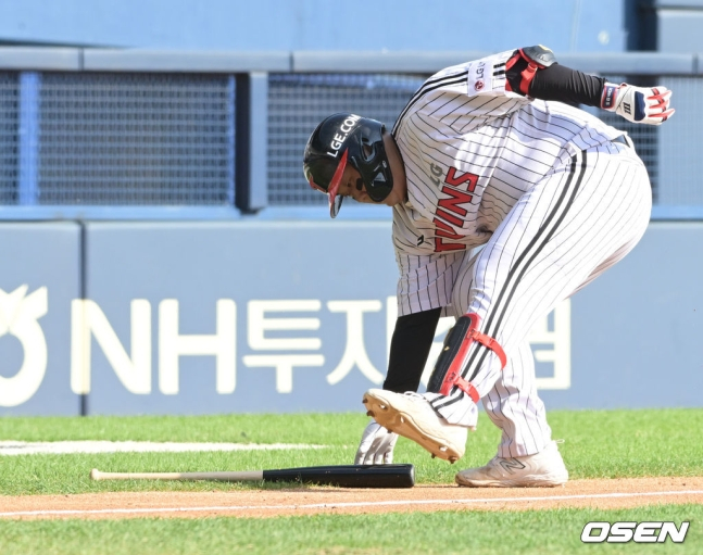 LG 김범석이 2회 데뷔 첫 홈런을 친 뒤 배트를 줍고 있다. 