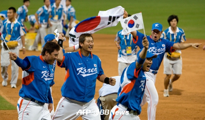 2008 베이징 올림픽 당시 우승을 거둔 한국 야구 대표팀 선수들. /AFPBBNews=뉴스1