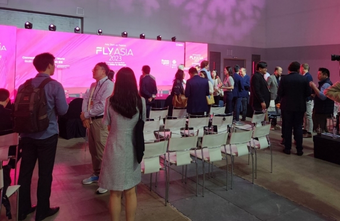 Fly Asia 2023의 부대 행사 LP Summit 참여 LP·GP 관계자들이 대화하고 있는 모습./사진제공=부산연구개발특구본부