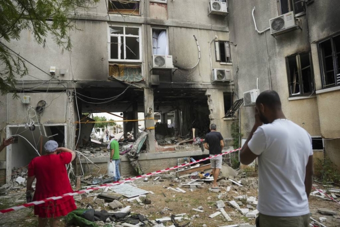 [아슈켈론=AP/뉴시스] 9일(현지시각) 가자지구에서 발사된 로켓 공격을 받은 이스라엘 아슈켈론 주민들이 파손된 건물의 피해 상황을 점검하고 있다. 2023.10.10.