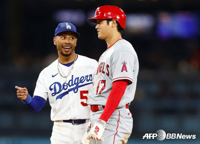 오타니 쇼헤이(오른쪽)가 8일(한국시간) LA 다저스와 LA 에인절스 간 프리웨이 시리즈에서 무키 베츠와 이야기를 나누고 있다./AFPBBNews=뉴스1
