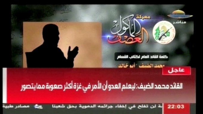 하마스 군 최고사령관 모하메드 다이프가 현지 TV 채널을 통해 연설을 내보내고 있다./로이터=뉴스1