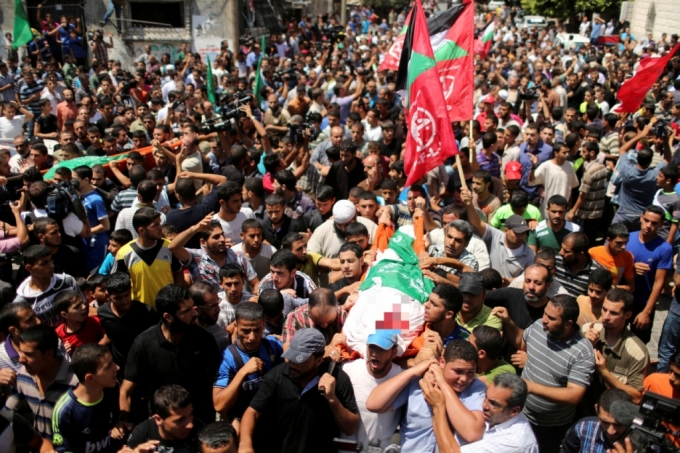 2014년 이스라엘 측 공습으로 하마스 군 사령관 모하메드 다이프의 가족들이 사망한 데 대해 팔레스타인 시민들이 장례식을 치르고 있다./로이터=뉴스1