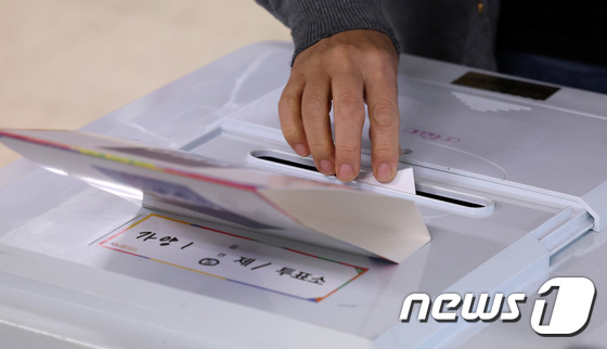 서울 강서구청장 보궐선거 투표가 시작된 11일 오전 서울 강서구 양천초등학교에 마련된 가양1동 제1투표소에서 유권자들이 투표를 하고 있다. /사진=뉴스1