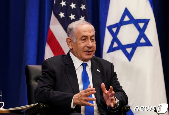 베냐민 네타냐후 이스라엘 총리가 지난달 뉴욕에서 열리는 유엔 총회 중  조 바이든 미국 대통령과 회담을 갖고 "이스라엘과 사우디아라비아 간의 역사적인 평화를 구축할 수 있다"고 밝히고 있다./로이터=뉴스1