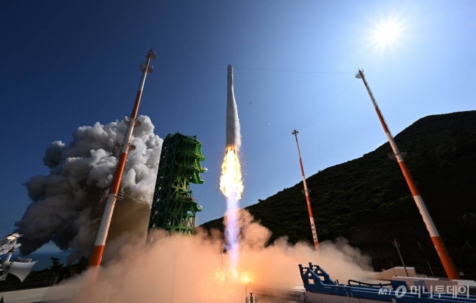 순수 국내기술로 제작된 한국형 최초 우주발사체 '누리호'(KSLV-Ⅱ)'가 21일 전남 고흥군 나로우주센터에서 발사되고 있다. 2022.6.21/뉴스1