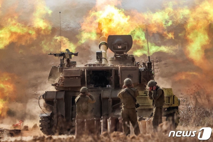 11일(현지시간) 팔레스타인 무장 정파 하마스의 기습 공격에 대응해 이스라엘 군이 가자 지구 인근 지역에서 자주 곡사포를 발사하고 있다./AFPBBNews=뉴스1