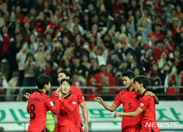 이강인의 골을 축하하는 한국 선수들. /사진=뉴시스 제공