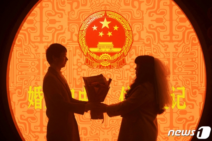 (로이터=뉴스1) 정윤영 기자 = 발렌타인데이를 맞이한 중국 항저우에서 커플 한쌍이 꽃다발을 주고받고 있다. 2023.02.14.  ⓒ 로이터=뉴스1  Copyright (C) 뉴스1. All rights reserved. 무단 전재 및 재배포 금지.