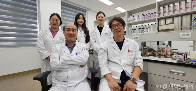 국립원예특작과학원 인삼특작부 연구진들이 지난 12일 안기홍 박사(사진 맨 오른쪽)와 함께 버섯과 연구실에서 자리를 함께 했다.  