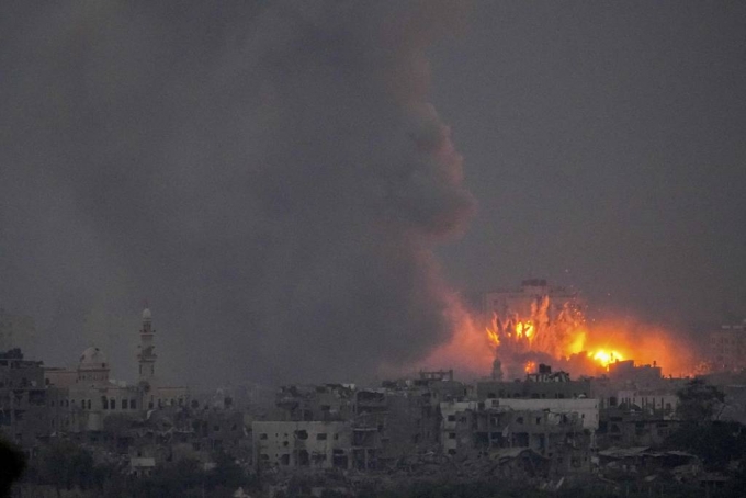 14일(현지시각) 이스라엘의 공습을 받은 팔레스타인 가자지구에서 화염과 연기가 치솟고 있다. /사진=뉴시스