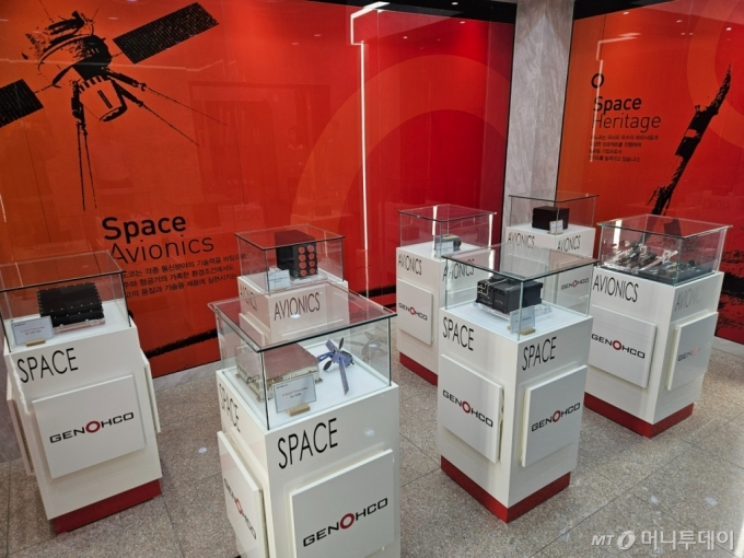 제노코가 생산하는 소형 위성 제품들이 전시돼 있다. 제노코 본사./사진=김진석 기자