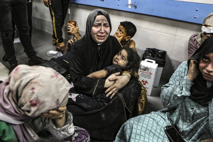 [가자시티=AP/뉴시스] 가자지구 알할리 병원 폭격으로 부상한 팔레스타인 주민들이 17일(현지시각) 가자시티에 있는 알시파 병원에 도착해 바닥에 앉아 치료를 기다리고 있다. 이 공격으로 최소 500명이 숨진 것으로 알려졌다. 하마스는 이를 이스라엘의 소행이라고 주장하고 이스라엘은 팔레스타인의 오폭이라고 대응하고 있다. 023.10.18.