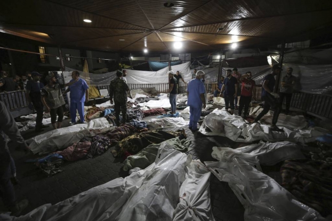 [가자시티=AP/뉴시스] 가자지구 알할리 병원 폭격으로 숨진 희생자들의 시신이 17일(현지시각)  가자시티에 있는 알시파 병원 마당에 놓여 있다. 이 폭격으로 최소 500명이 숨진 것으로 알려졌다. 하마스는 이를 이스라엘의 소행이라고 주장하고 이스라엘은 팔레스타인의 오폭이라고 대응하고 있다. 2023.10.18.