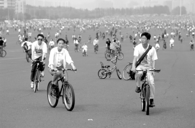 과거 여의도광장에서 시민들이 자전거를 타고 있는 모습. /사진=영등포문화원