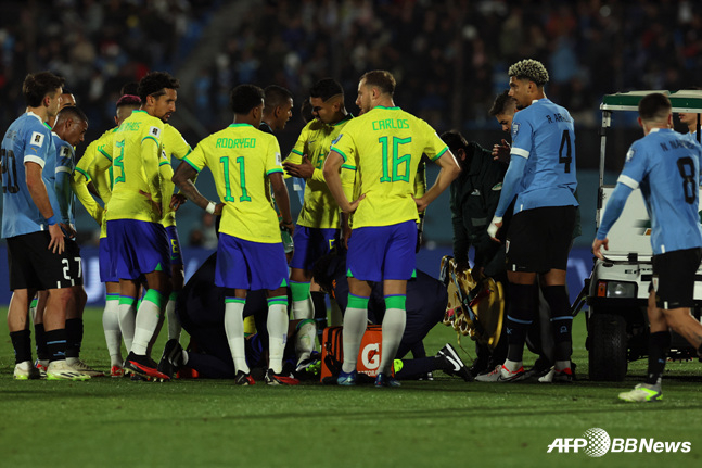 네이마르 부상을 걱정하는 브라질 대표팀(노란색 유니폼). /AFPBBNews=뉴스1