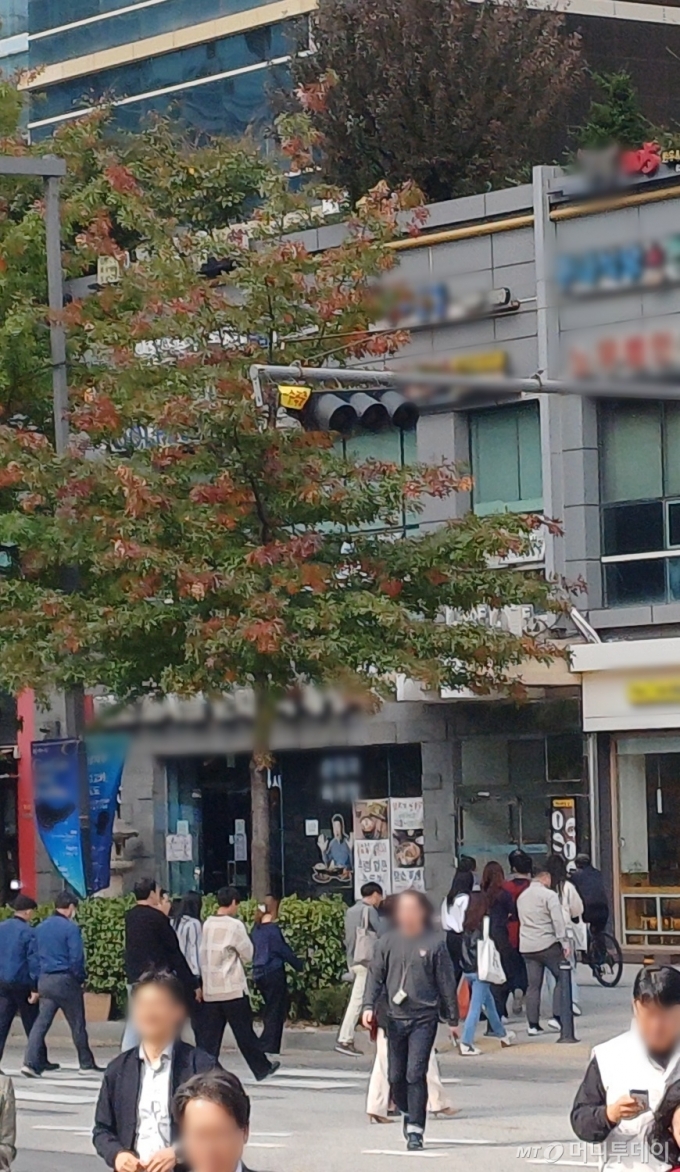 18일 오전 11시30분쯤 서울 금천구의 한 교차로 사거리. 차량 신호등에는 '수리중'이라는 스티커가 붙어있지만 시민들은 이를 인지하지 못하고 횡단보도를 건너고 있다. /사진=오석진 기자 