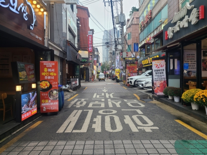 서울 성동구 한양대 음식문화 거리가 한산한 모습이다. /사진=천현정 기자