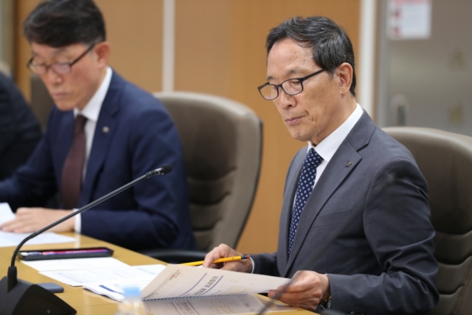 한국농어촌공사 이병호 사장이 25일 '국정과제 추진실적 점검회의'에서 자료를 살펴보고 있다.