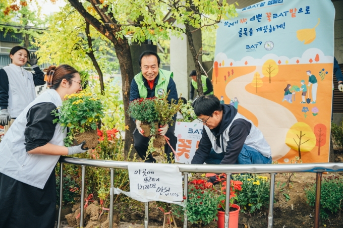 BAT로스만스가 '꽃밭(꽃BAT) 캠페인'을 통해 지난 24일, 담배꽁초와 쓰레기로 가득했던 서울 중구 신당동의 한 골목길을 가을 꽃밭으로 탈바꿈 시켰다/사진제공=BAT로스만스